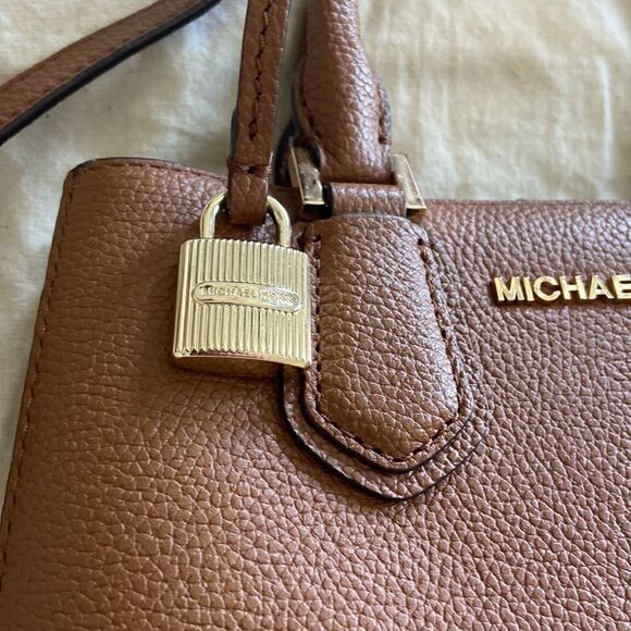 MK Médium Satchel with xbody strap and key card holder marching NWT brown gold - Picture 6 of 16